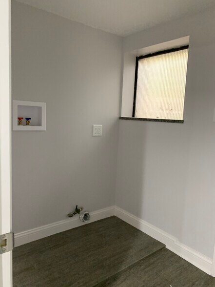 Building Photo - 8109 S Dorchester Ave