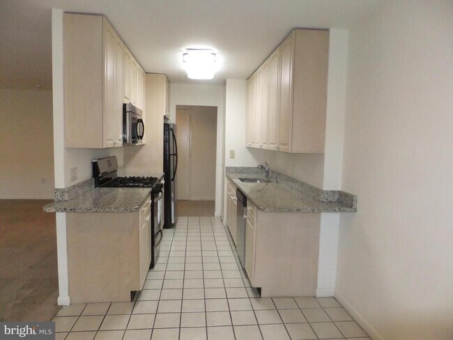 Building Photo - 1640 Oakwood Dr