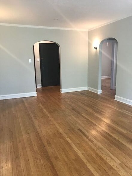 Building Photo - 4858 N Hermitage Ave