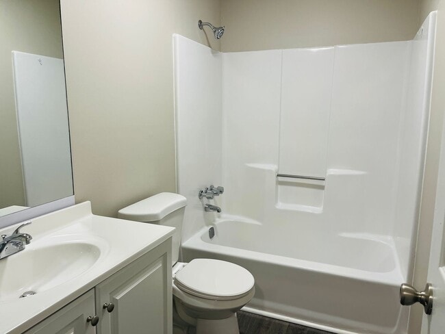 Building Photo - 1075 Eastview Rd NE