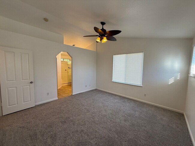 Building Photo - 4 bed 2.5 bath 2 story home available now!