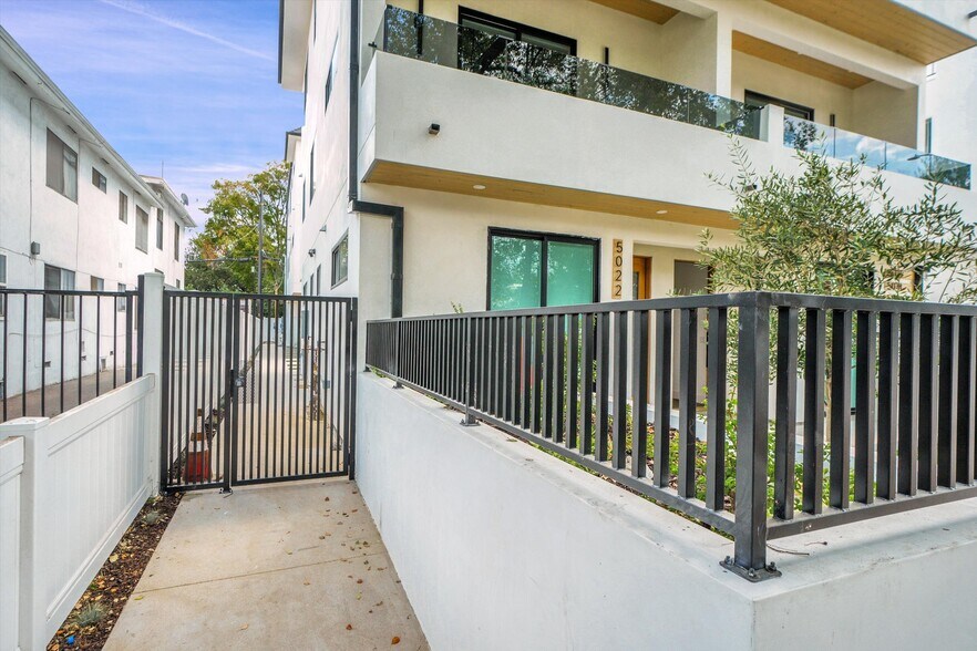 Building Photo - 5024 Cahuenga Blvd