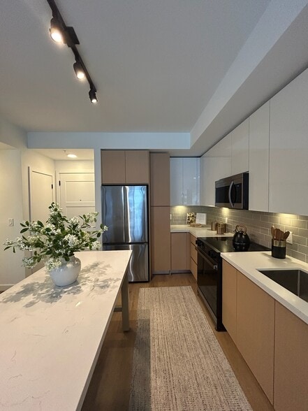 Building Photo - 1625 NE 124th St