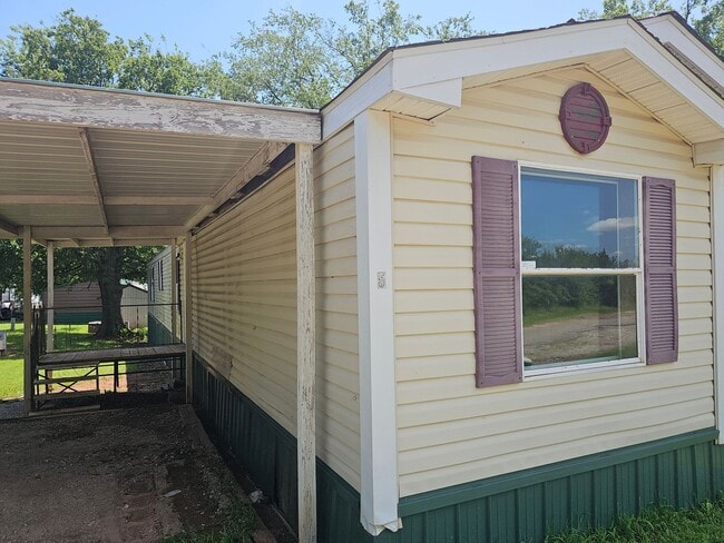 Primary Photo - 3 bed 2 bath Mobile Home