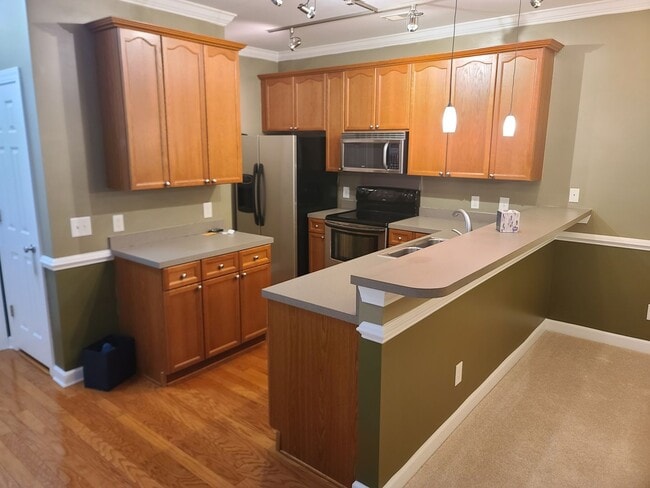 Building Photo - Spacious low maintenance living in a conve...