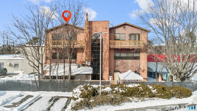 Building Photo - 937 Post Rd