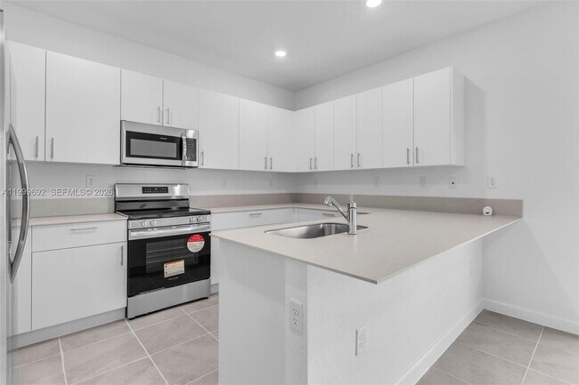 Building Photo - 2661 SE 28th St