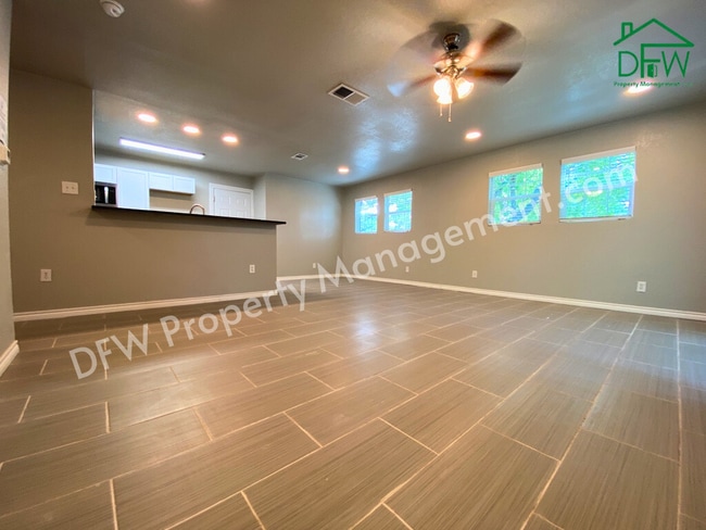 Building Photo - Charming 4 Bedroom 2 Bathroom Home on a Corner Lot in Fort Worth!