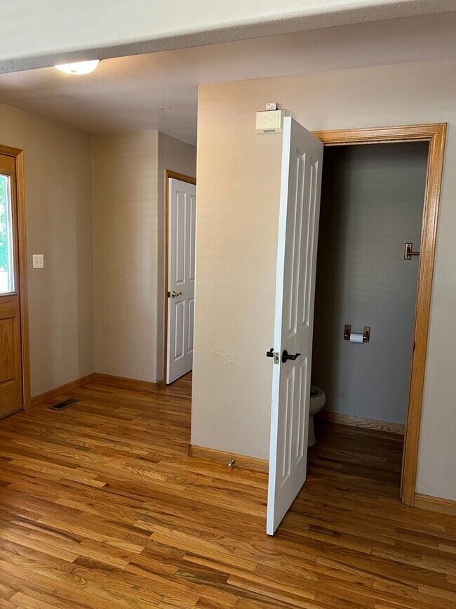 Building Photo - AVAILABLE NOW - BEAUTIFUL 6 bedroom home F...