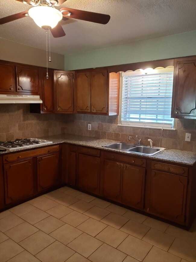 Building Photo - 652 Lotus Ave