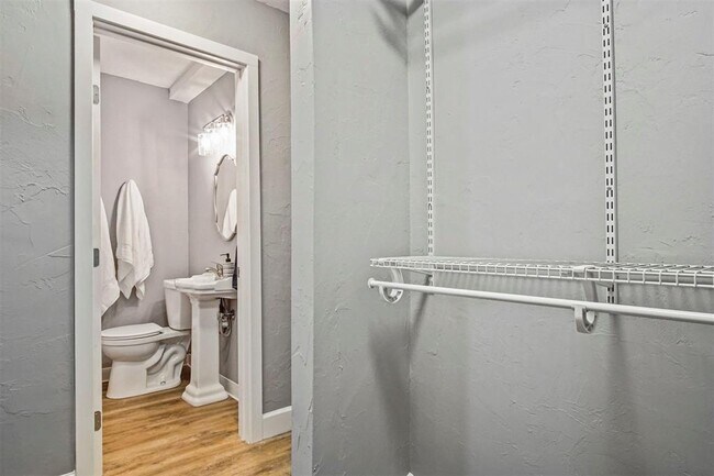 Building Photo - 1704 Cairo Ave