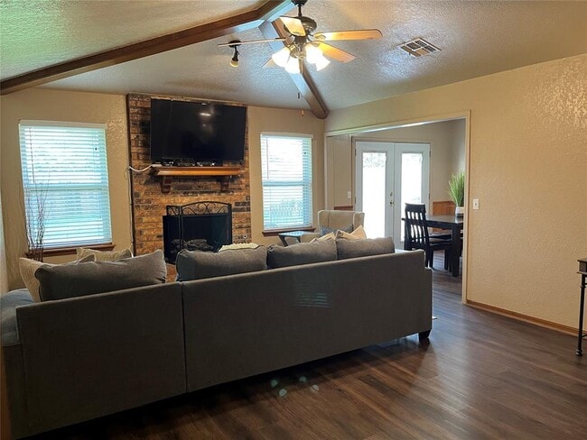 Building Photo - 512 Cypress Dr