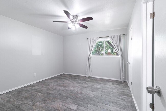 Building Photo - 1515 Glenmeadows Dr