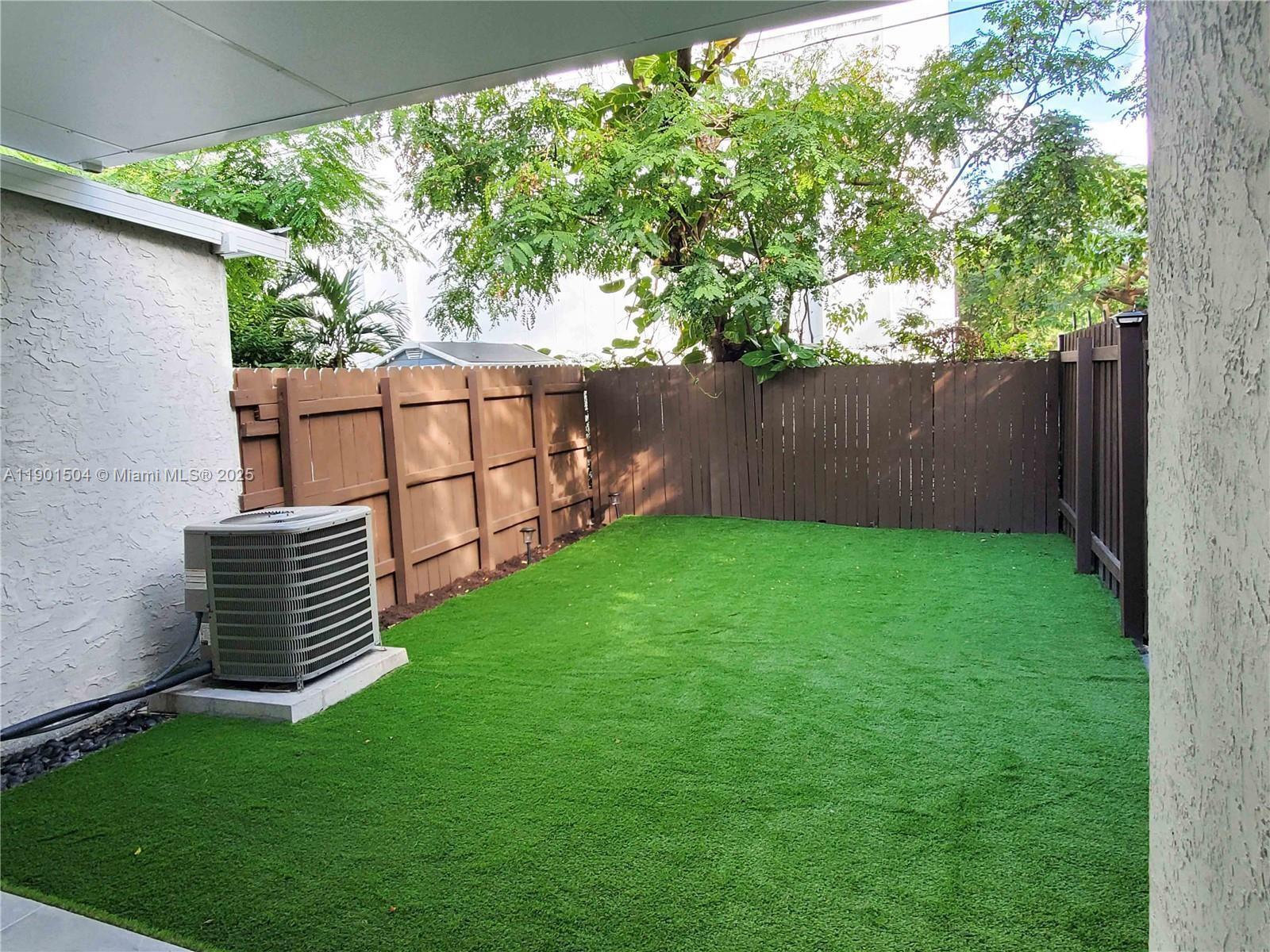 Building Photo - 1901 NW South River Dr