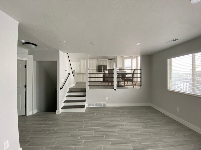 Building Photo - 586 E 150 S