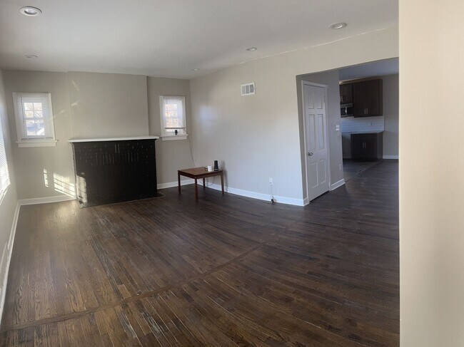 Building Photo - Rehabbed Spacious 3 BR/2.5 BAHouse - Northwoods