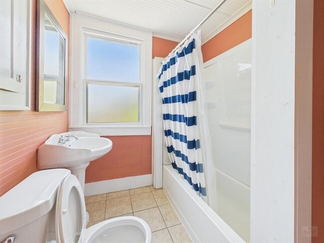 Building Photo - 810 W 32nd St