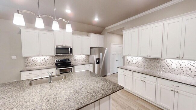 Building Photo - "Charming 4-Bedroom Retreat with Granite Elegance & Cozy Fireplace in Killeen!"