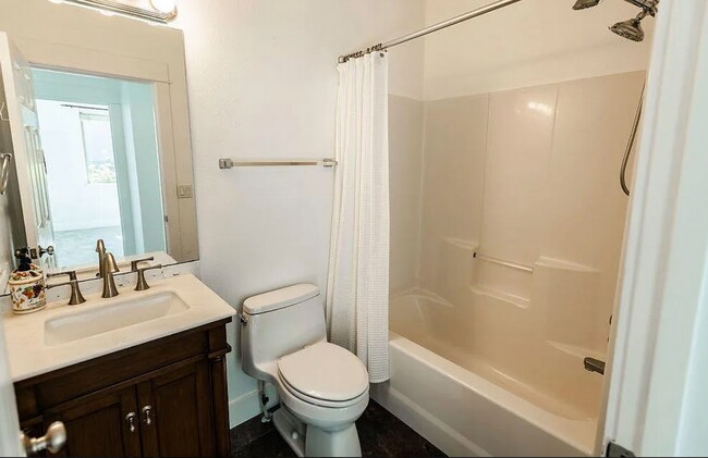 Building Photo - GORGEOUS 4 Bed, 3 Bath Home Available for Rent!