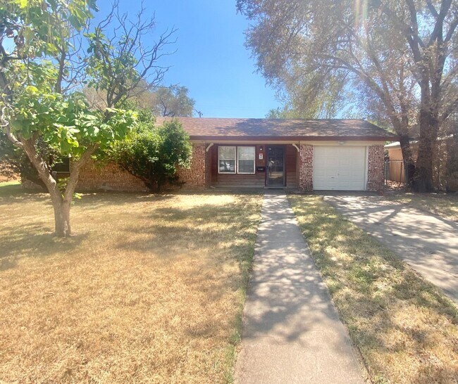 Primary Photo - NOW AVAILABLE - Great 3 bedroom 2 bath nea...