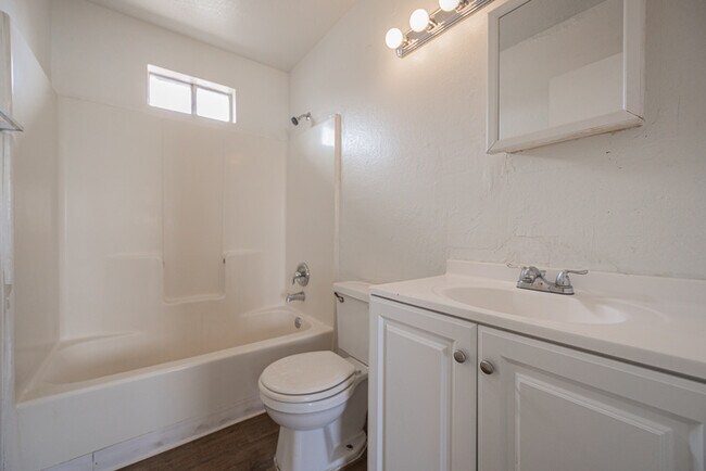 Building Photo - 622 N 30th Pl