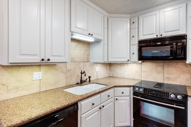 Building Photo - RIVERFRONT CONDO IN LONGVIEW