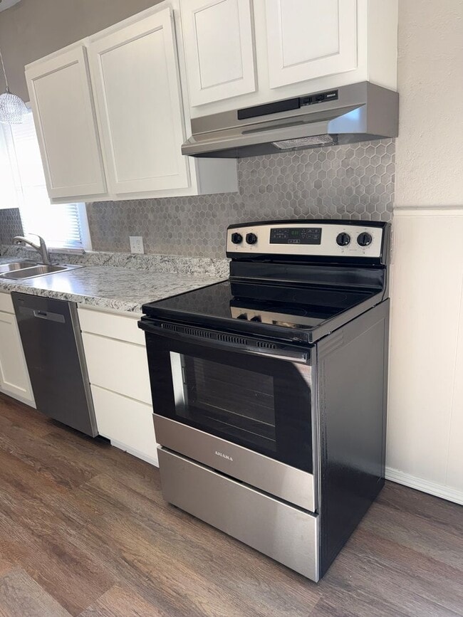 Building Photo - Recently renovated 2 or 3 bedroom with New kitchen