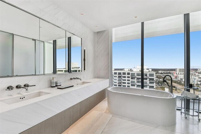 Building Photo - 1000 Water St