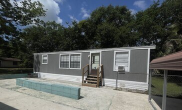 Building Photo - Lovely Home is Quiet Southwest Jacksonvill...