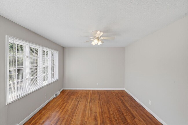 Building Photo - Beautifully Maintained 3BR Home with Hardwood Floors & Private Yard!