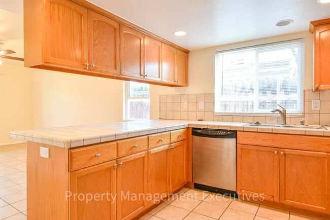 Building Photo - 2 Bed, 2 Bath Townhome with Garage & Bonus Room
