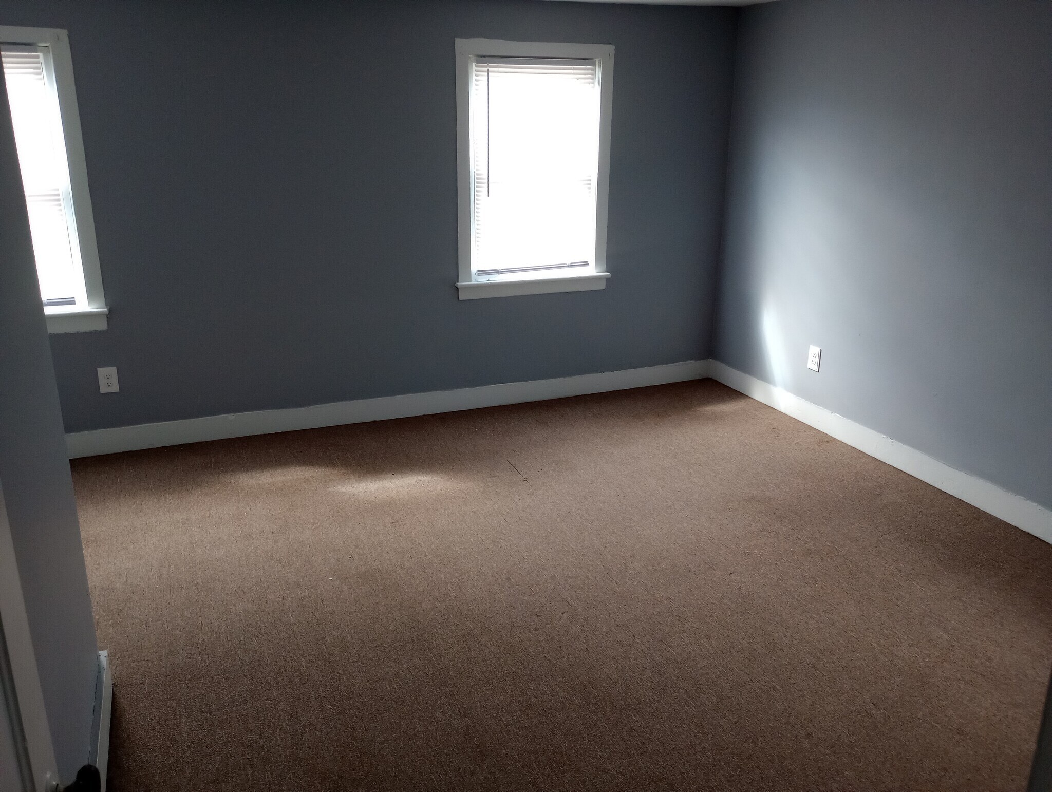 Building Photo - 206 E 8th St