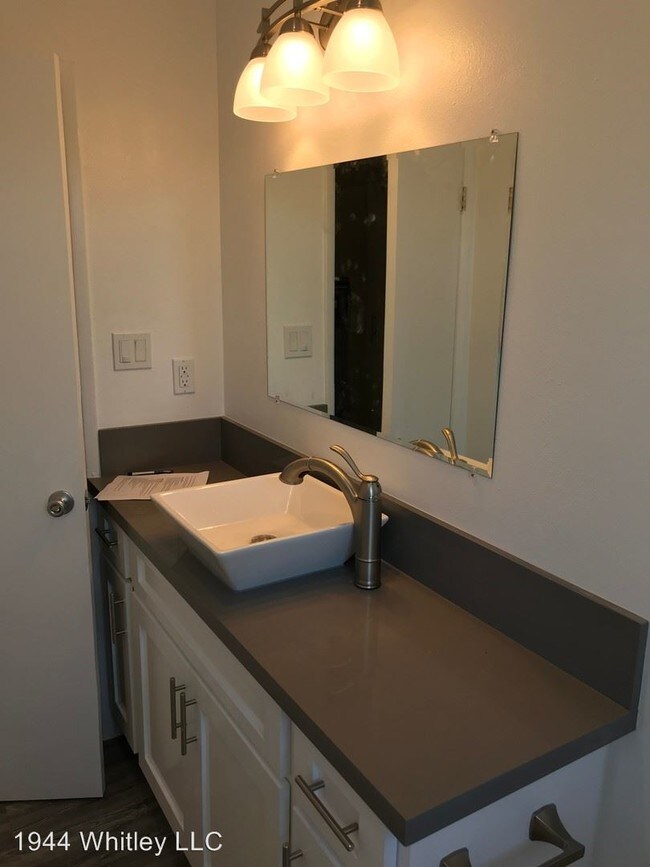 Building Photo - 970 N Serrano Ave