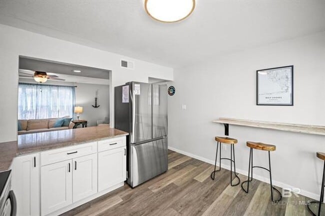 Building Photo - 979 W Lagoon Ave