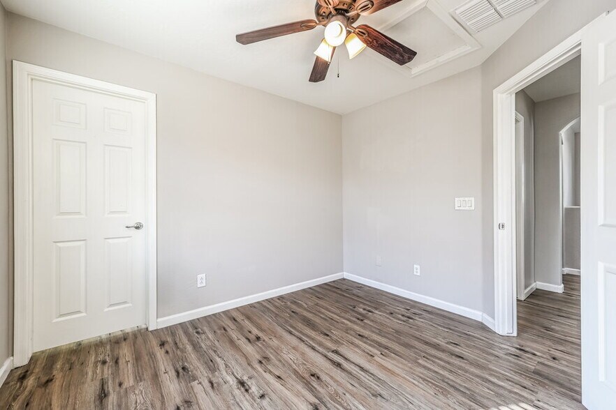 Building Photo - 10324 W Sands Dr