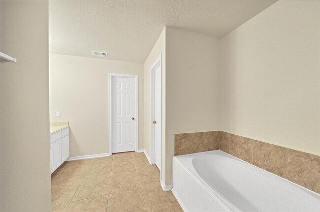 Building Photo - 5050 Ivy Fair Way