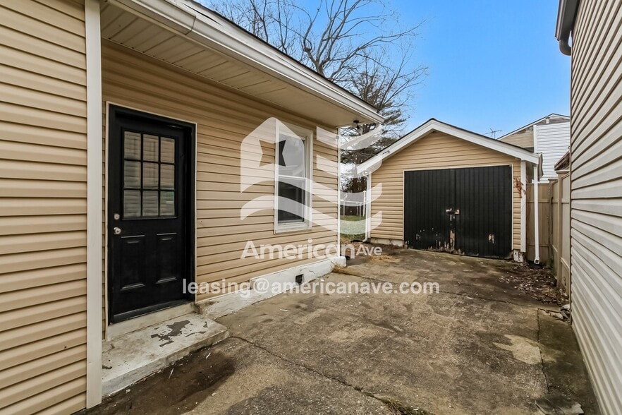 Building Photo - 635 Watkins St