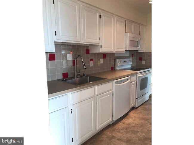 Building Photo - 5215 Le Parc Dr