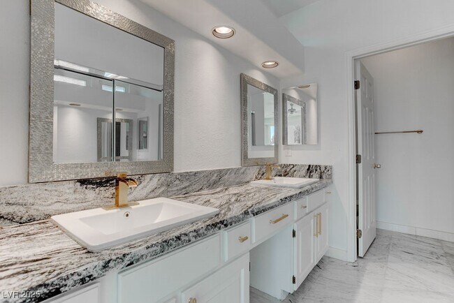 Building Photo - 8953 Diamond Falls Dr
