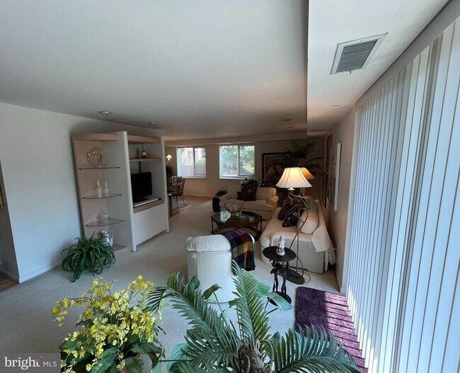 Building Photo - 1637 Oakwood Dr