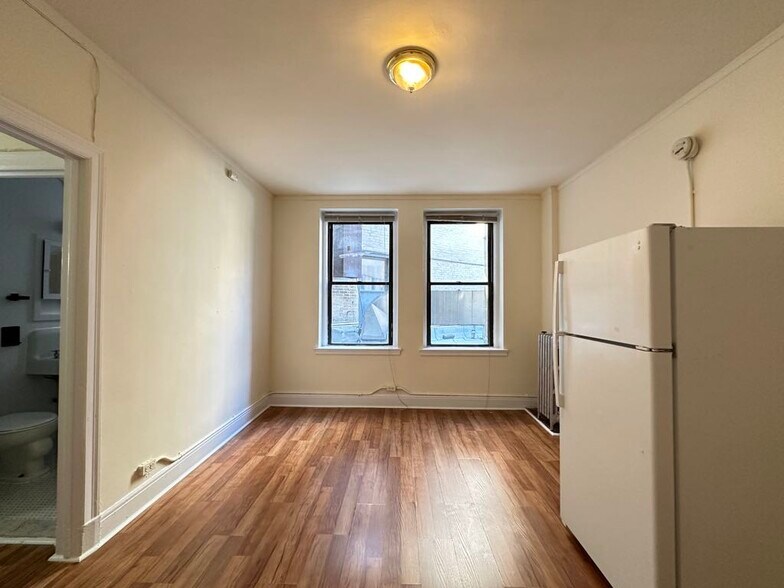 Building Photo - 3335 W Diversey Ave