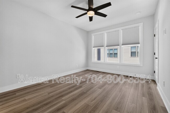 Building Photo - 5018 Tiny Ln