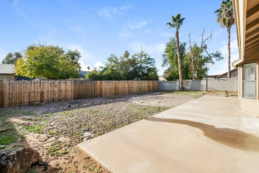 Building Photo - 657 W Shawnee Dr