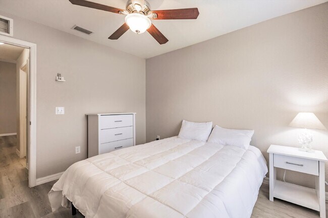 Building Photo - "Charming 3-Bedroom Home with 2 Full Baths and Spacious 2537 Sq Ft in North Port, FL!"