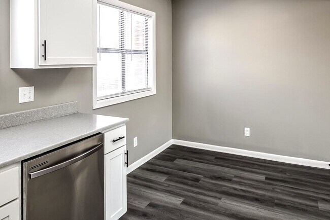 Building Photo - Full Renovated 1-bedroom apartment home with large balcony!