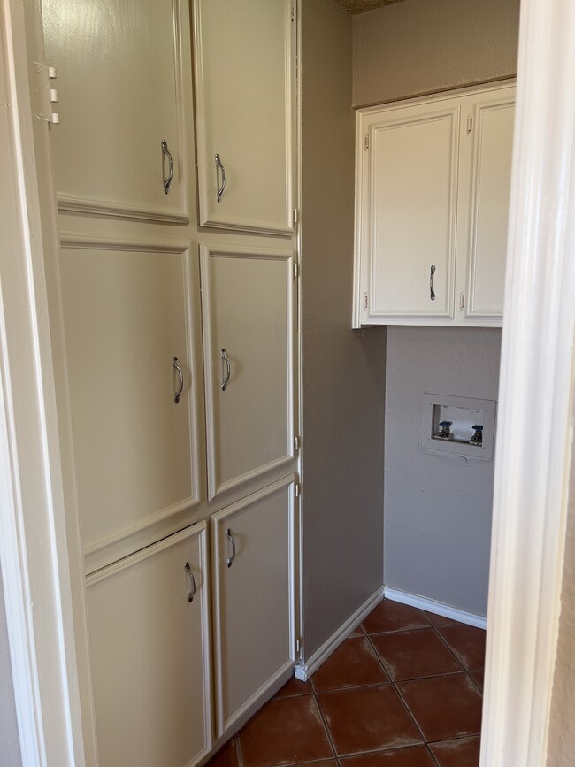 Building Photo - 302 E 17th St