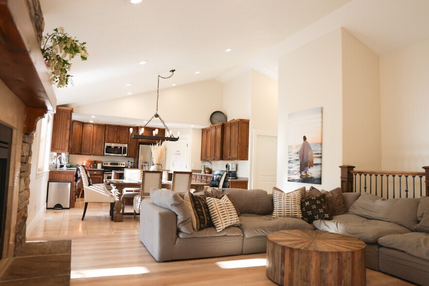 Building Photo - 284 S 550 E