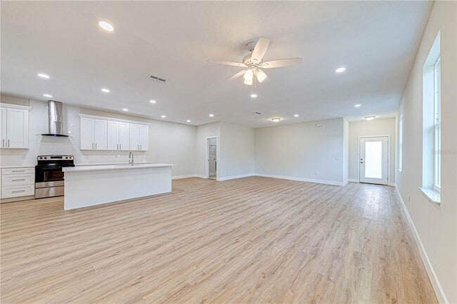 Building Photo - 233 N Pine Ave