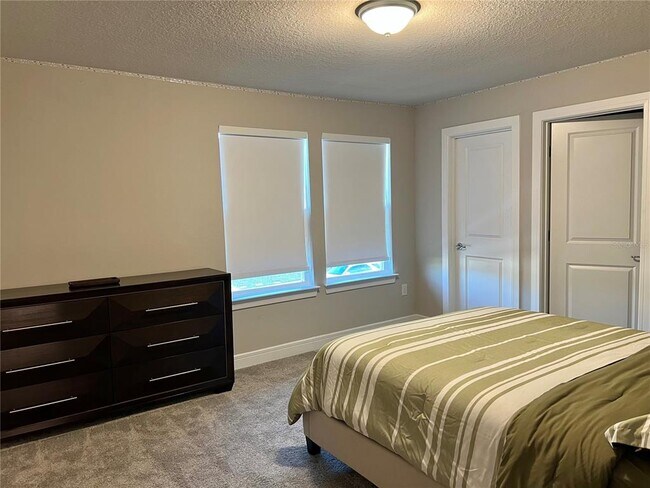 Building Photo - 5353 Royal Point Ave