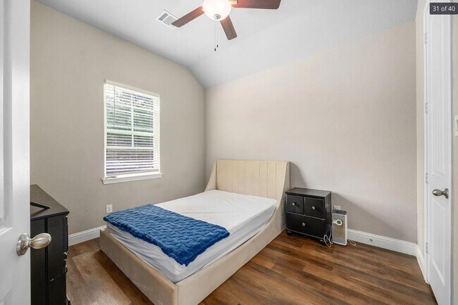 Building Photo - 26579 Pin Oak Dr